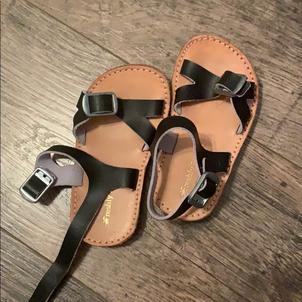 Freshly picked black sandals-toddler-size 4